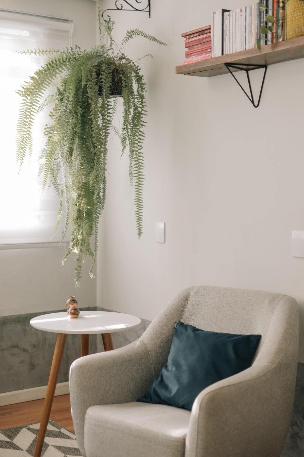 Consultório com poltrona e plantas