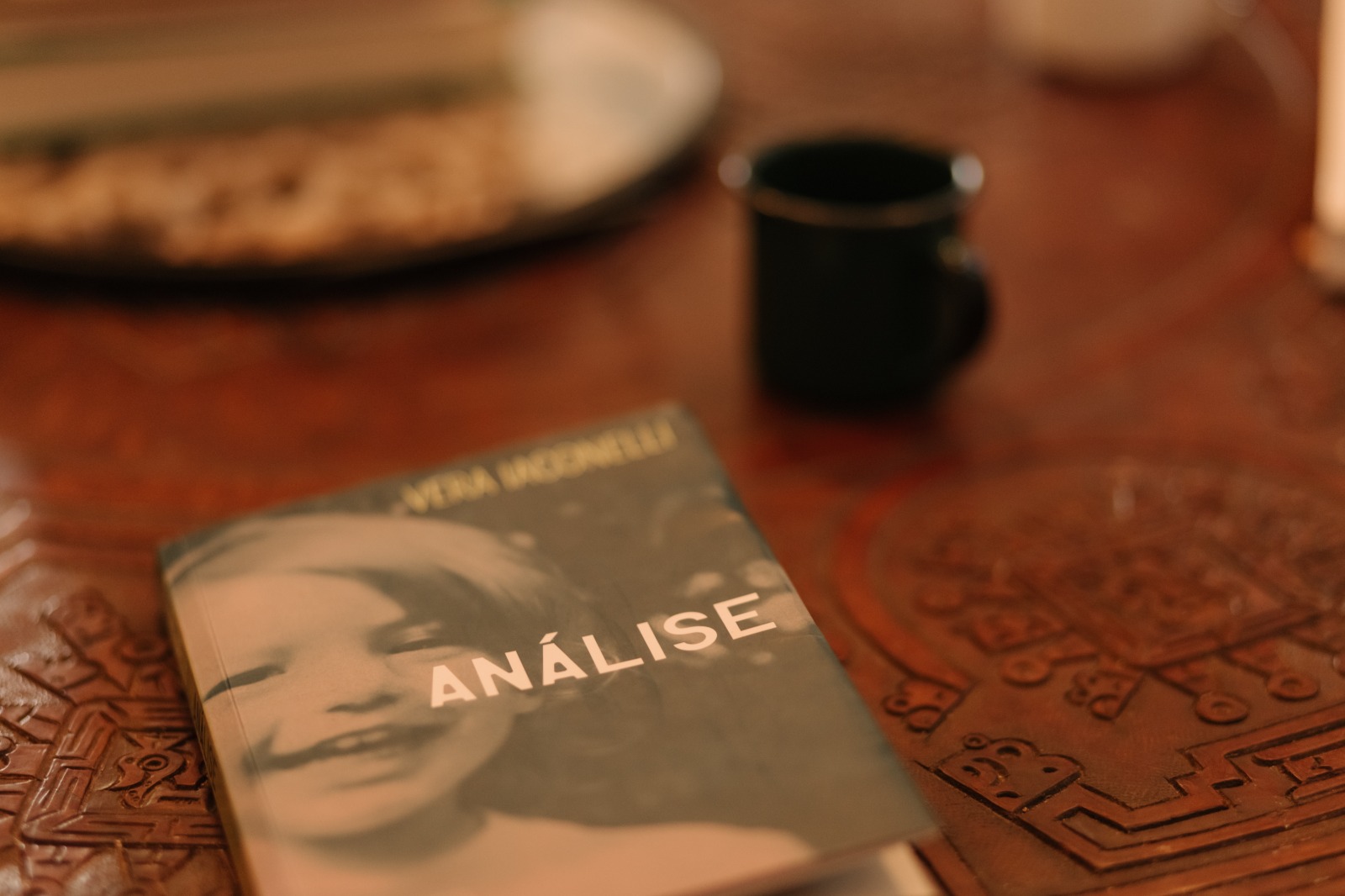 Livro Análise sobre a mesa